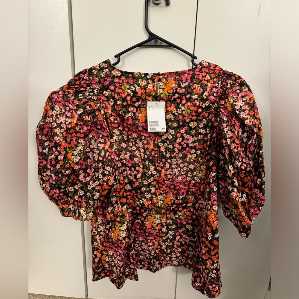 Floral large H&M shirt with puff sleeves and new with tags. Spring vibes!